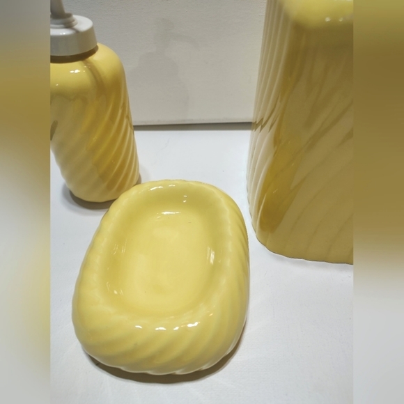Andre Richard Japan vtg yellow bathroom set - Picture 2 of 9